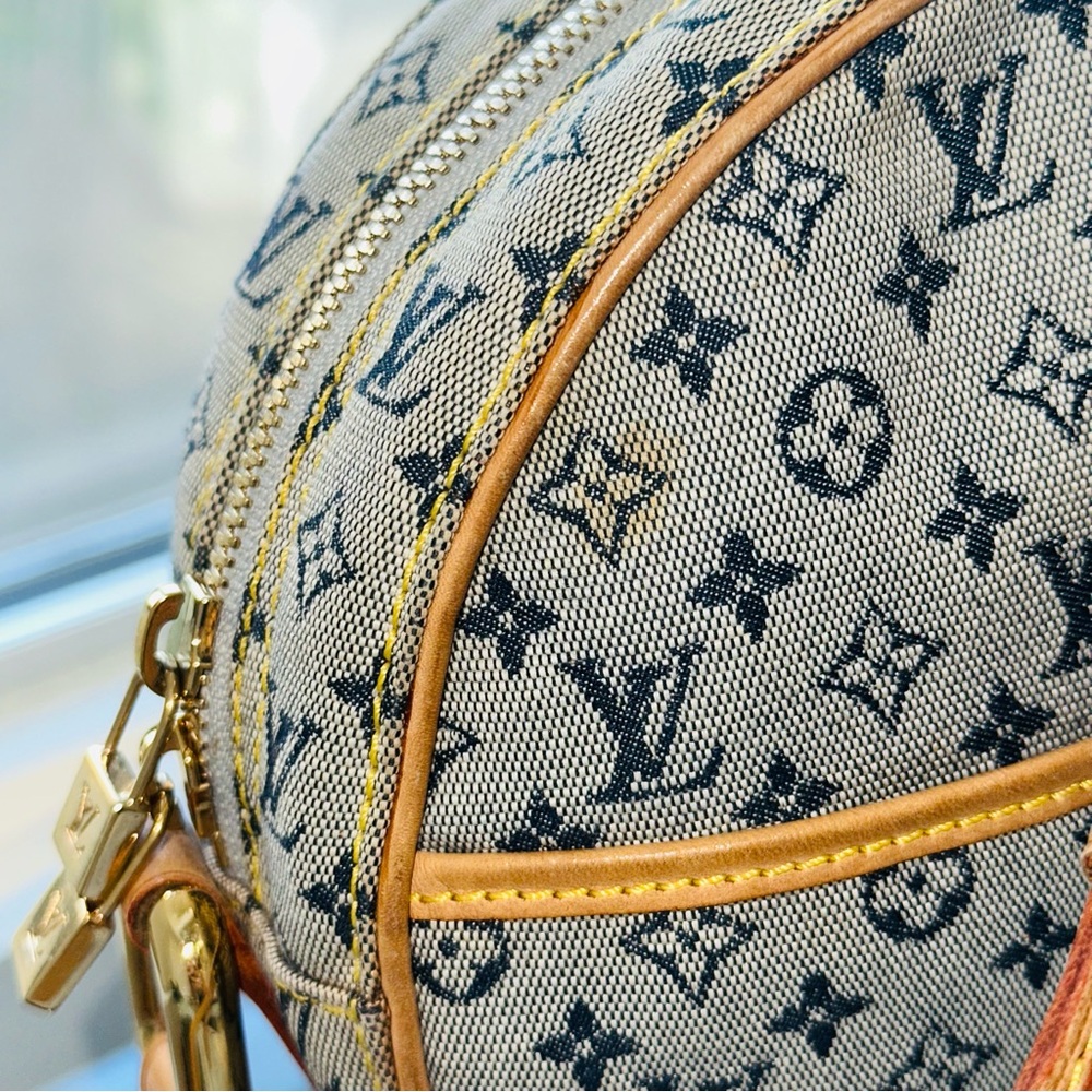 Louis Vuitton: Round Monogram LV Mini Crossbody Bag (seen on Ariana Grande) - Picture 12 of 16